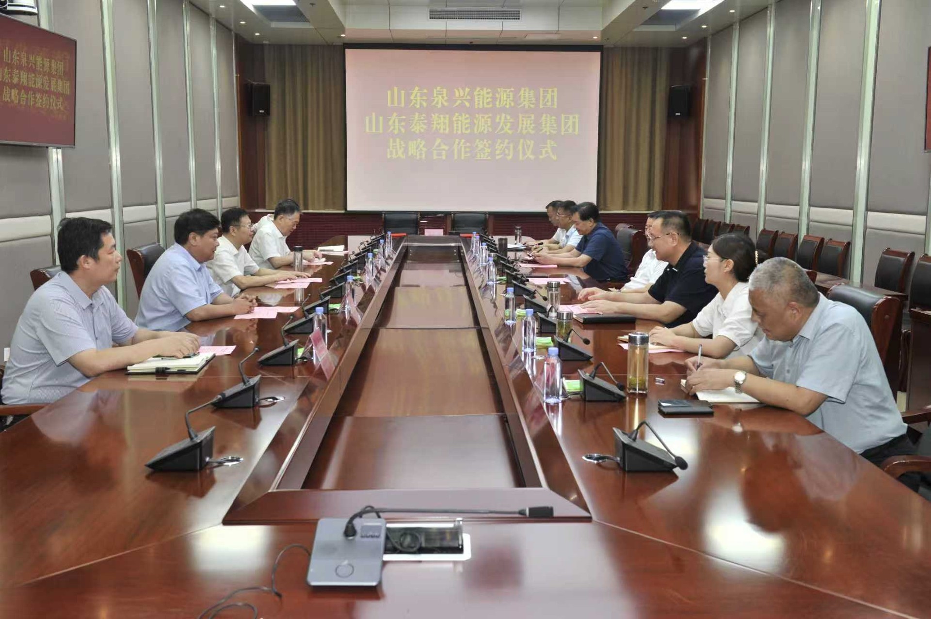 伟德源自英国始于1946集团与泰翔能源集团战略合作签约仪式在市中区举行